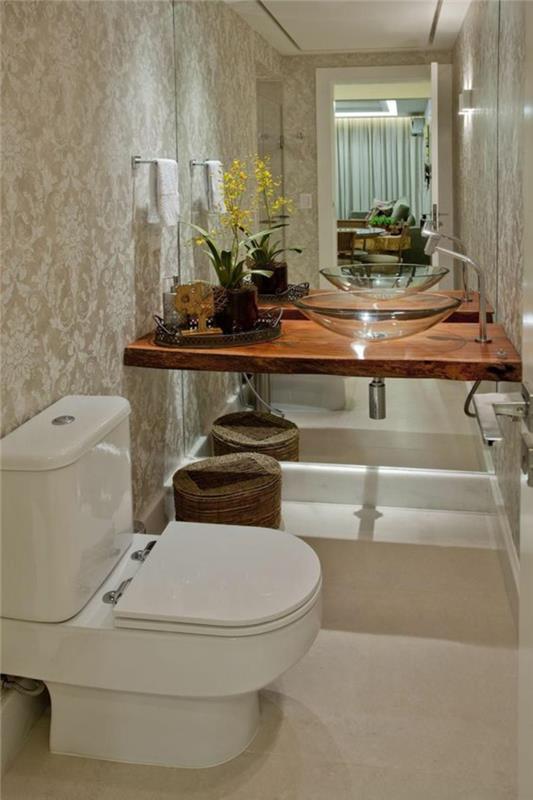 kopalnica 5m2, majhna kopalnica s kadjo, bela wc omara, tla prekrita s ploščicami iz slonovine, rjava lesena omarica za umivalnik, okrogel umivalnik iz prozornega stekla