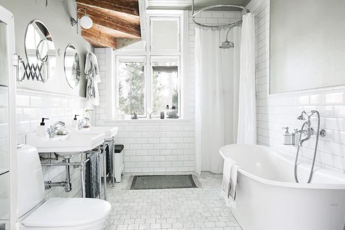 Skandinavska retro kopalnica z belimi keramičnimi tlemi in steno z italijansko prho in dvojnim umivalnikom pod lesenimi stopnicami