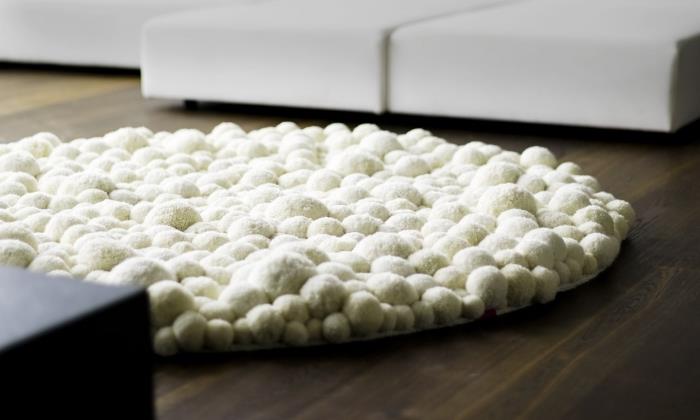 rahat bir kendin yap nesnesiyle bir oturma odası nasıl dekore edilir, oturma odası için yuvarlak şekilli beyaz ponpon halı örneği