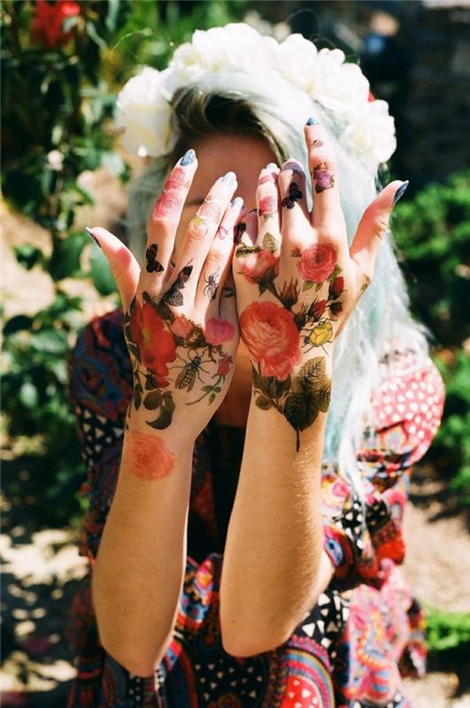 rankinė akvarelinių rožių ir drugelių tatuiruotė ant rankos, spalvinga gėlių tatuiruotės idėja