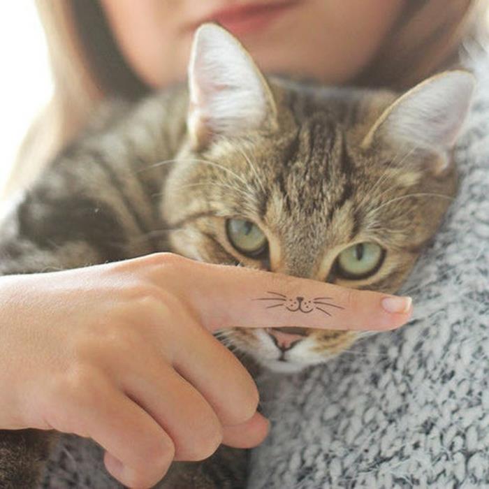 Yavru kedi bıyık orijinal dövme fikri sırtında çapraz dövme