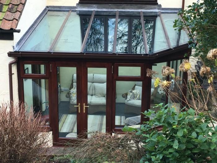aliuminio imitacija-mediena-veranda-veranda-plokščias stogas-panardintas į žalumą
