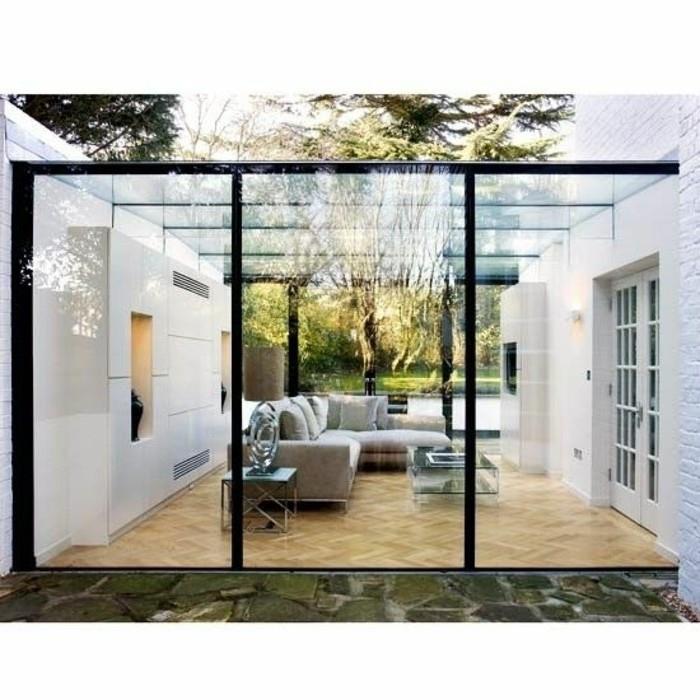 itin modernus-stiklo-verandos modelis-deco-šiuolaikinis-veranda-pilkas-sofos-mažas stiklas-kavos staliukas
