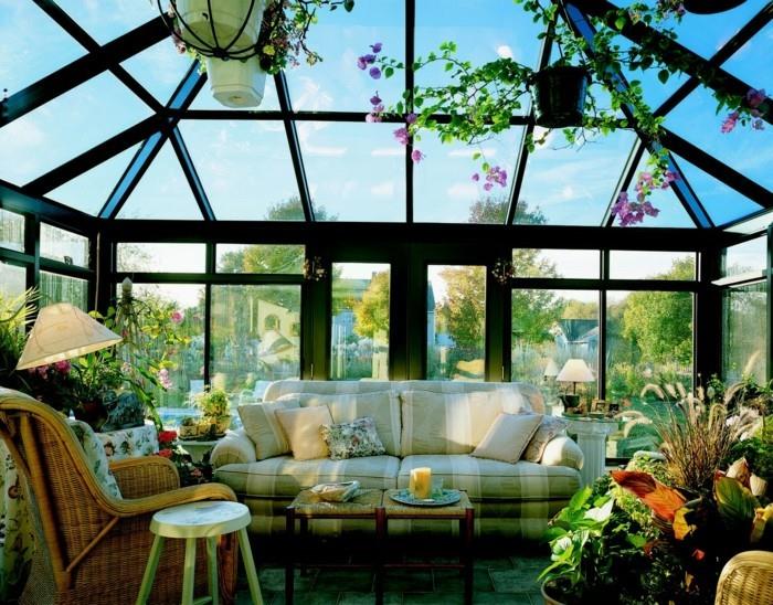 Gruzijos verandos modelis-deko-veranda, sudaryta iš daugybės augalų-prabangios sofos viduryje