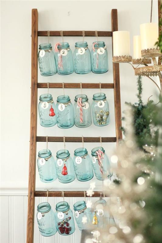 dekoratyvinės medinės kopėčios su netikėtomis stikliniais indeliais, dovana ir skanėstai, prie sienos atsiremiančios kopėčios, kalėdinė dekoracija, pagaminta iš kaimiško advento kalendoriaus kolekcijos