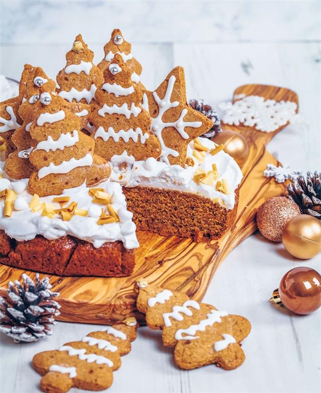 peynir kremalı tepesi ile glutensiz pasta üzerinde zencefilli kurabiye dekorasyonu, sağlıklı Noel tatlısı