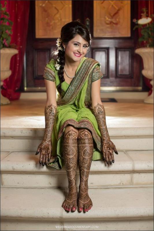 kına modeli, kına günü için yeşil elbise giymiş ve ayaklarına ve kollarına dövme yaptırmış kız