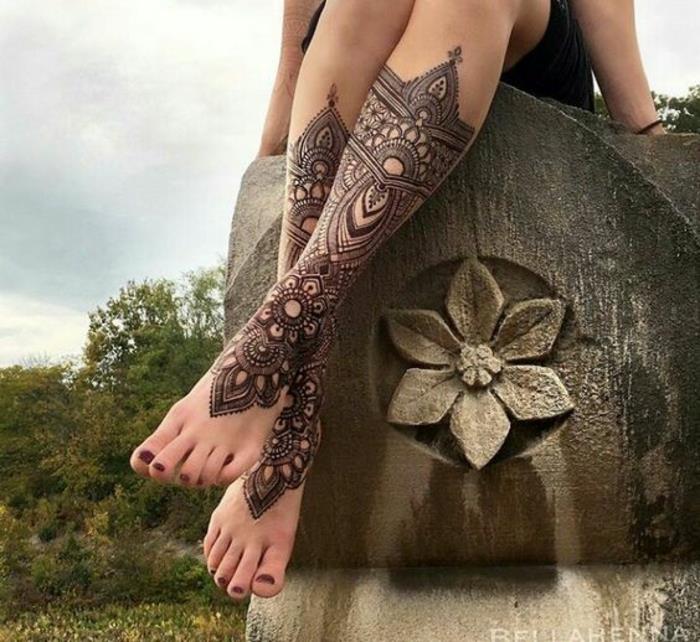 chna modelis, didelė tatuiruotė su architektūriniais elementais, atrodančiais kaip batai