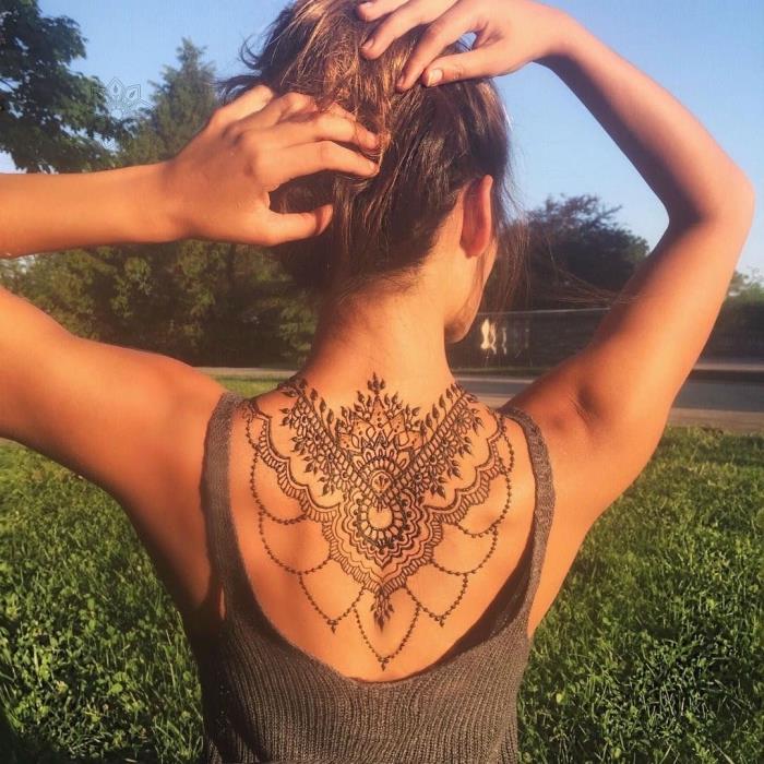 nestalna tetovaža, črna oblika kane na hrbtu, tetovaža etničnih motivov za ženske