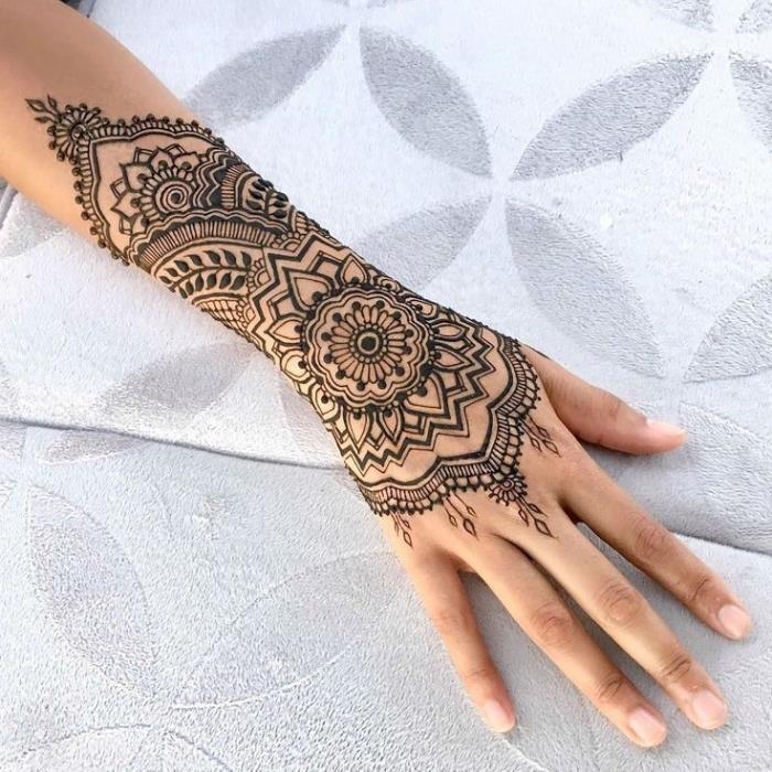 ročna kana, črna kana body art z etničnim dizajnom in mandalo, tetovaža kane za ženske