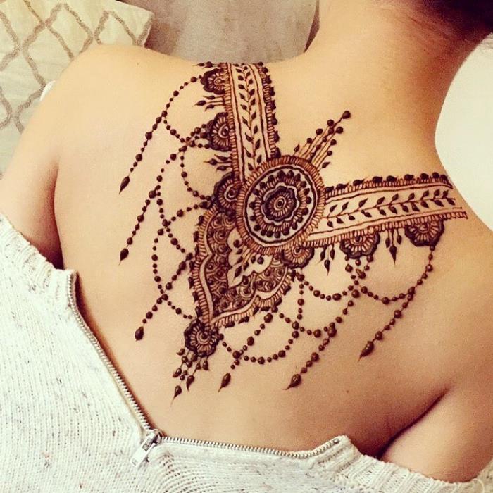 tetovaža na hrbtu, predloga za oblikovanje kane na hrbtu, začasna tetovaža z etničnimi motivi za ženske