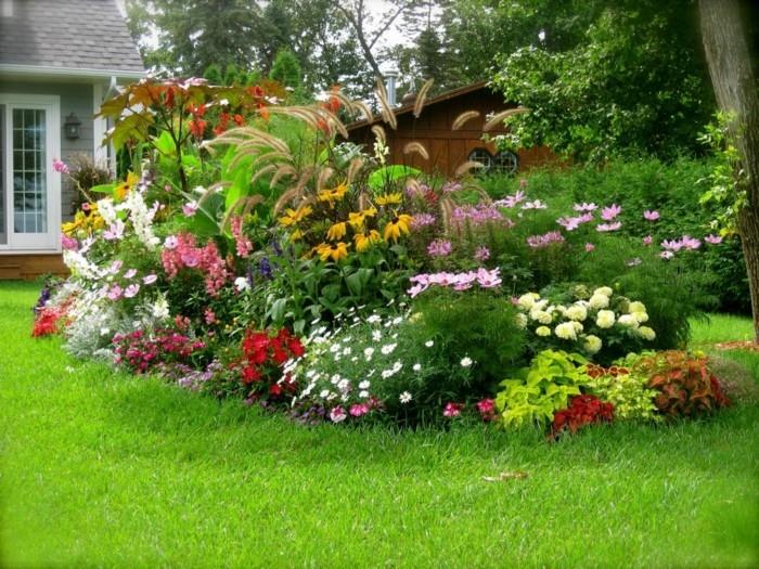 çiçeklik, çim üzerinde farklı renk boyutları, açık doğa köşesi, ilginç bahçe dekorasyon fikri