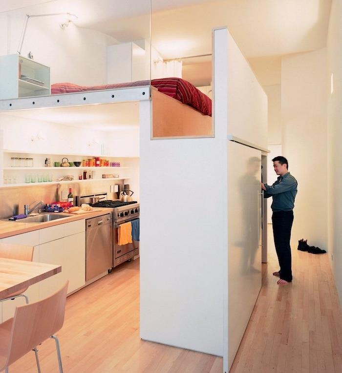 mažas erdvės išdėstymas su lova virš virtuvės, atvira valgomajam, taupantys vietos minimalistinio šiuolaikinio studijos interjero patarimai