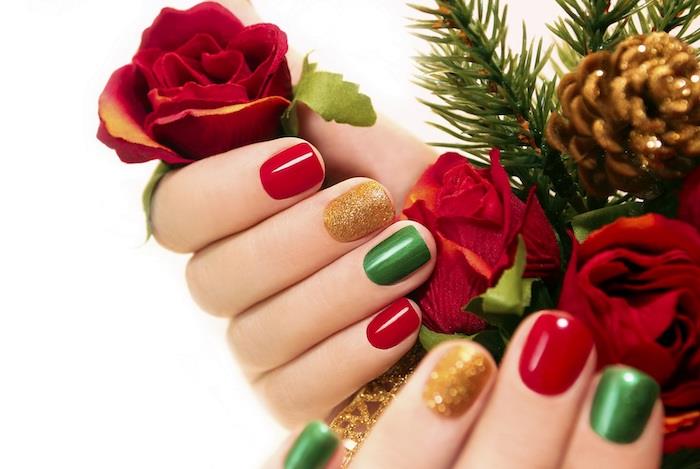 primer nail art modela, rdeči, zlati in zeleni lakirani nohti, dekorativna kompozicija vej in borovih storžkov