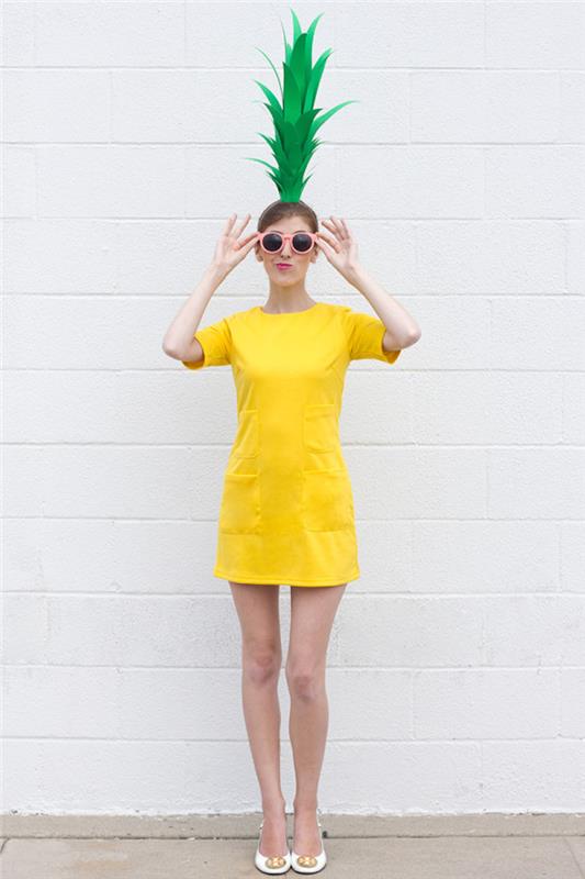 originalus moteriško Helovino kostiumo, geltonos suknelės ir ananasų skrybėlės tualetinio popieriaus ritinyje ir žalių popieriaus lapų pavyzdys