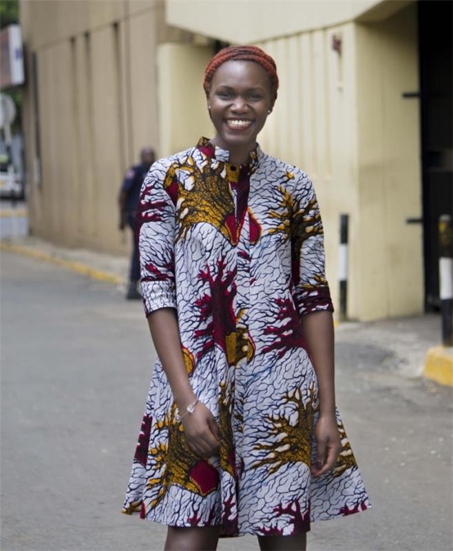 atsitiktinė išvaizda palaidinės suknelėje iki kelių su trijų ketvirčių rankovėmis su originaliais afrikietiškais raštais, tradicinis nugarinės modelis