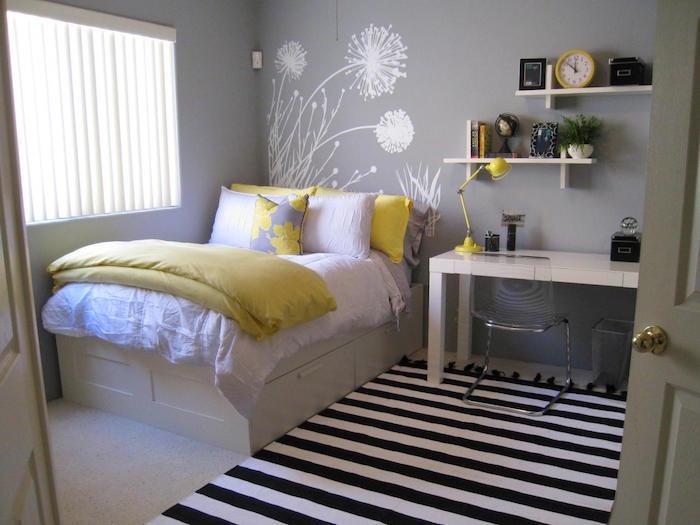 çocuk odası boyama gri boya duvar beyaz ve siyah halı ve sarı battaniye