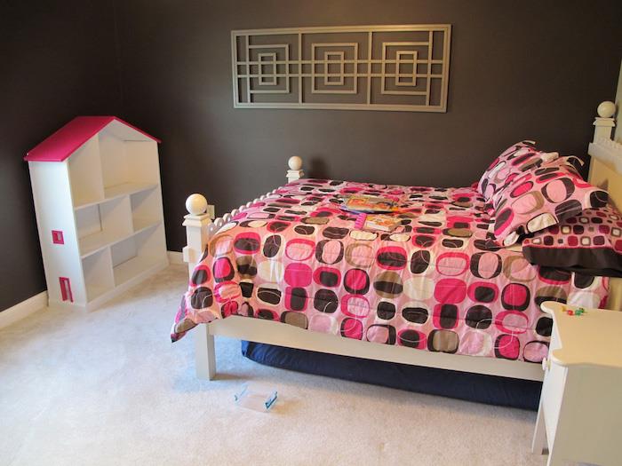 kahverengi boya duvarlar ve beyaz halı ve pembe yatak takımı ile kızın yatak odası