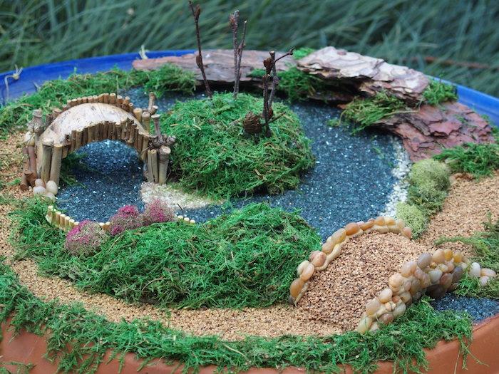 majhen okrogel japonski vrt DIY z mostovi in ​​potjo iz peska in zelenja