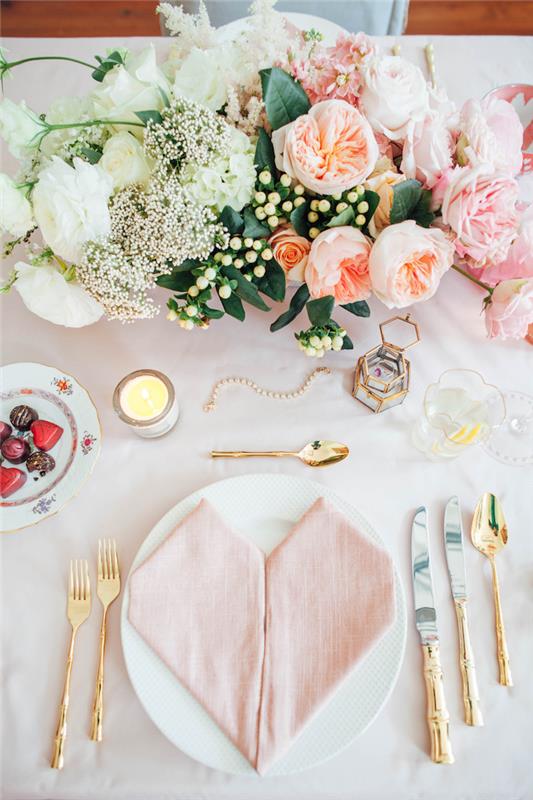 prašmatnios ir spalvingos servetėlės ​​sulankstomos romantiškoms kaimiško stiliaus vestuvėms, širdies formos servetėlė, pastelinių gėlių centras