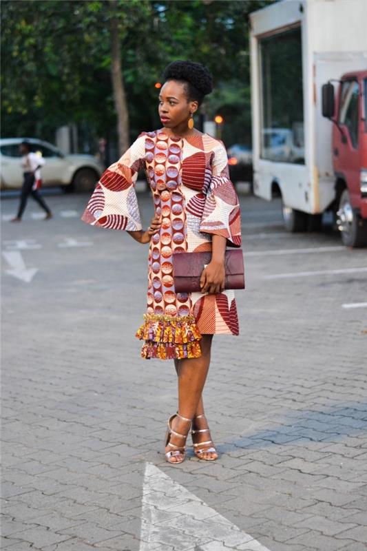 modernus ir prašmatnus afrikietiškas suknelės modelis su trijų ketvirčių platėjančiomis rankovėmis, ochros spalvos genčių raštais, papildytais bordo odos maišeliu