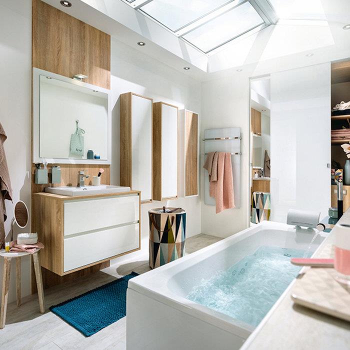 Jakuzili küvet seçeneği, ahşap banyo, trend banyo lavabosu, beyaz ve ahşap dolaplar