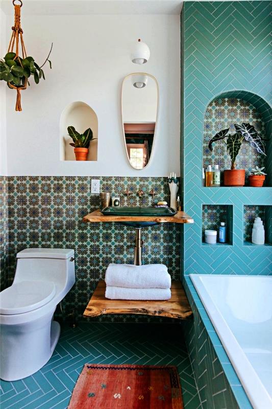 ideje za majhne kopalnice v modro-beli barvi z vgrajeno kadjo in stenskimi nišami, toaletna enota iz lesa