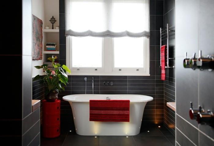 originalus vonios kambario modelis-idėja-vonios kambario plytelės-juodos-kontrastingos-baltos-vonios-deko-kuris-suteikia spalvą