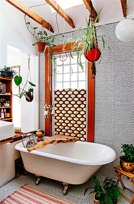 boemski eleganten model kopalnice v belem in lesu z rustikalnimi poudarki s kadjo, šesterokotna mozaična ploščica, ki prekriva tla in steno