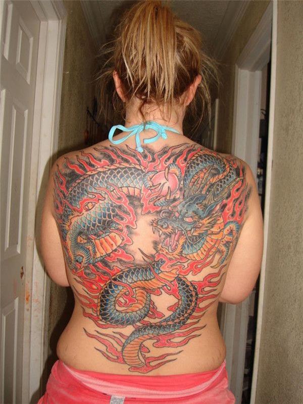 drakono tatuiruotės ant moters nugaros