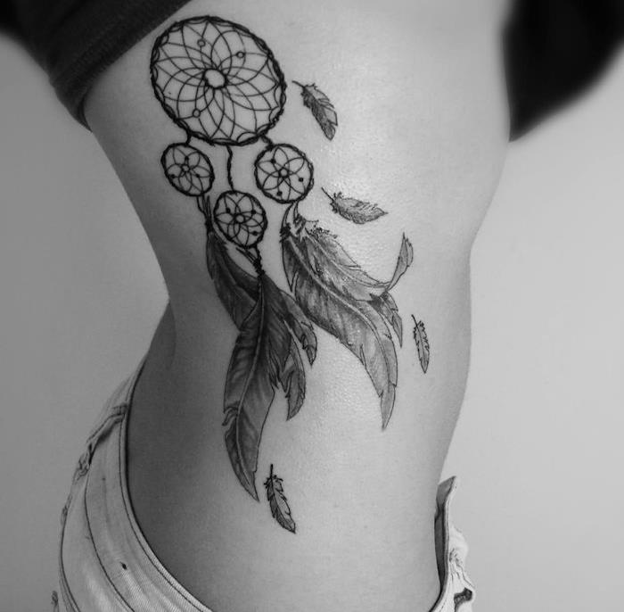 moters tatuiruotė, rašalo piešimas ant moters kūno, svajonių gaudyklės dizaino tatuiruotė su plunksnomis