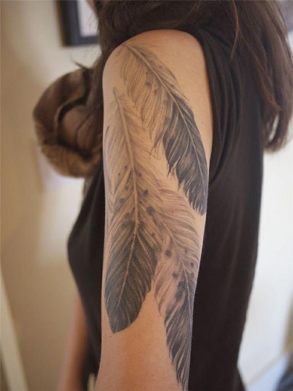 pečių tatuiruotė moterims, tamsiai rudo atspalvio plaukai iki pečių, plunksnų tatuiruotė