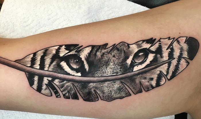 tatuiruočių idėjos moterims, piešimas ant odos, tatuiruotė ant rankos su plunksnų dizainu ir tigro išvaizda