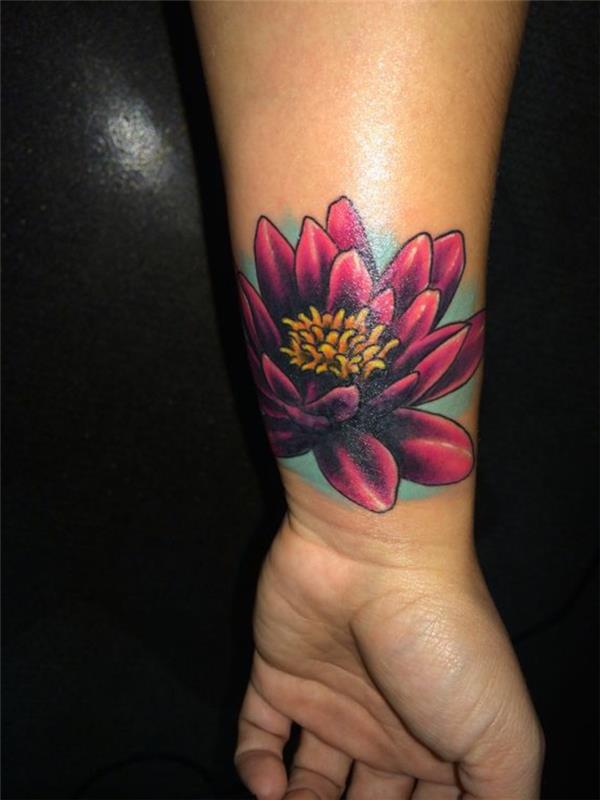 tatuiruotės modelio moteris, mėlynos ir alyvinės spalvos tatuiruotė, lotosas ant riešo