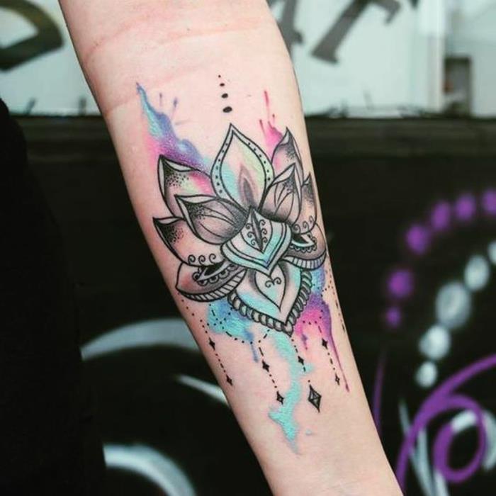 Moteriškos tatuiruotės modelis, simbolinė dilbio tatuiruotė moteriškomis spalvomis