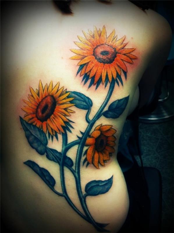 Moters tatuiruotės modelis, tatuiruotė saulėgrąžos, romantiškos gėlių vainikėliai