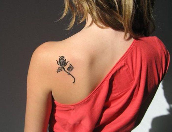 minimalistična tetovaža vrtnice, ženska tetovaža na hrbtu, rdeč vrh, cvet vrtnice z dvema listoma črno črnilo