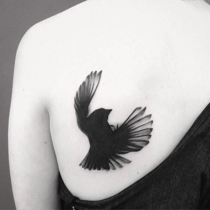 Juodosios nugaros paukščių tatuiruočių dizainas moterims