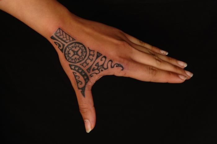 pomen tetovaže, predloga za tetovažo za žensko z etničnim dizajnom z vzorci kompasa