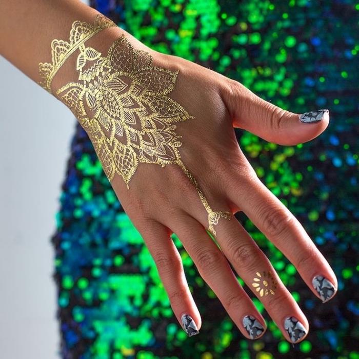 Moters rankos tatuiruotės modelis su auksine chna kaip rankų brangakmenis, trumpalaikė etninė tatuiruotė