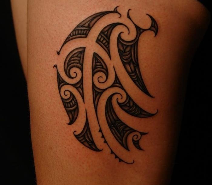 pomen tetovaže, risba črnila na ženski nogi, tetovaža s plemenskimi vzorci