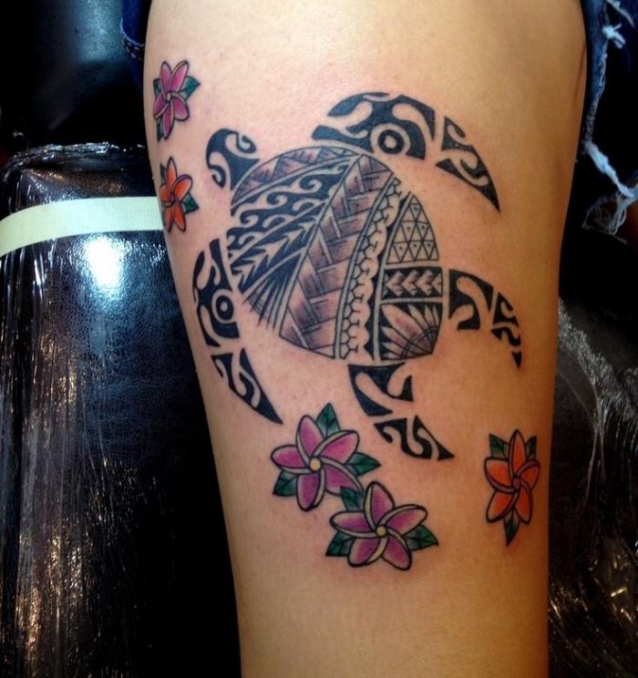 pomen tetovaže, barvna risba na koži, tetovaža z obliko morske želve in majhnimi cvetovi