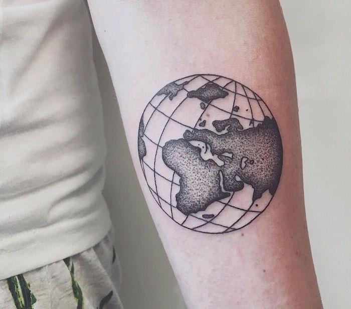 Žemės tatuiruotė ir dienovidinio tauvavimas ant rankos
