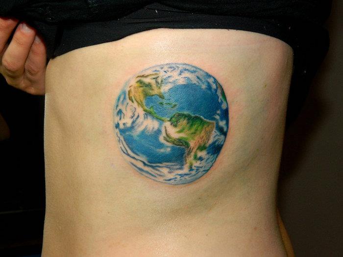 piešdamas Žemės planetą spalvomis iš šonų