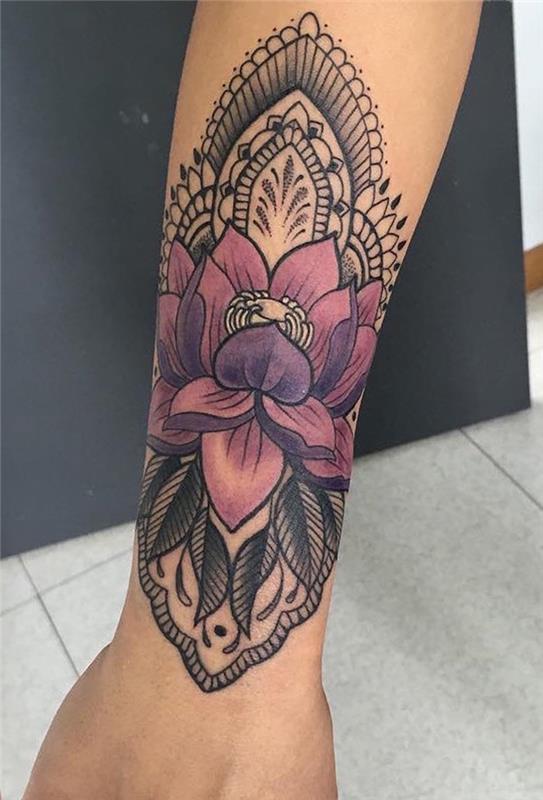 Ideja tetovaže vijoličnega lotosovega cvetja na mandali kot tetovaža podlakti in zapestja za ženske
