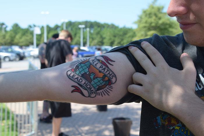 tatuiruotė žemė visi keliai veda namo