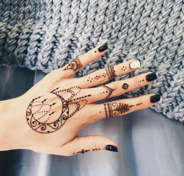 chna rankos tatuiruotė, sudaryta iš daugybės rytietiškų modelių su geometriniu ir gėlių dizainu