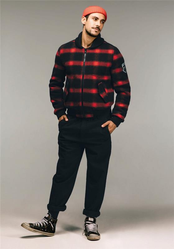 moška obleka v priložnostnem slogu s črno -rdečo moško jakno iz kariranega volna v kombinaciji s črnimi hlačami, mrežico in par nošenimi supergami
