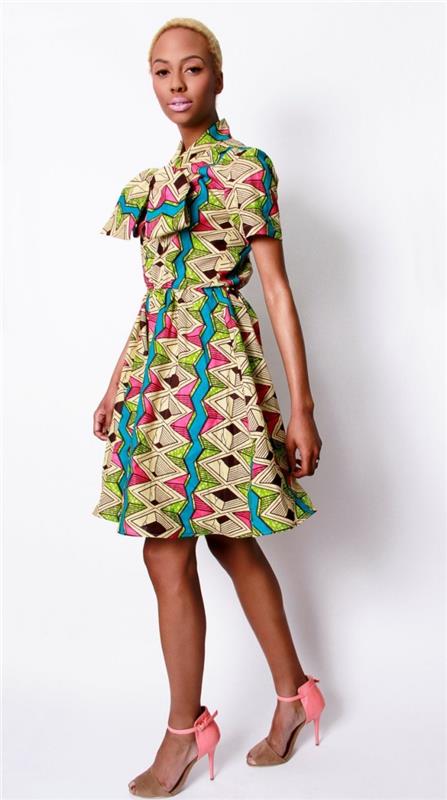 kako kombinirati pisane afriške potiske z barvami dodatkov, obleko z geometrijskim drsalcem, ki jo nosite s črpalkami v istih barvah