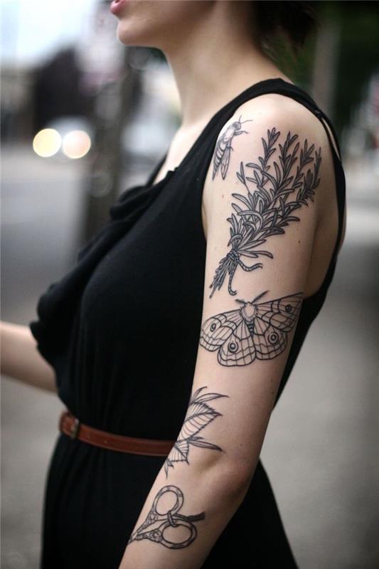 ženska s tetovažami na roki v črno -beli barvi z žuželkami in rastlinami na rami in rokavu